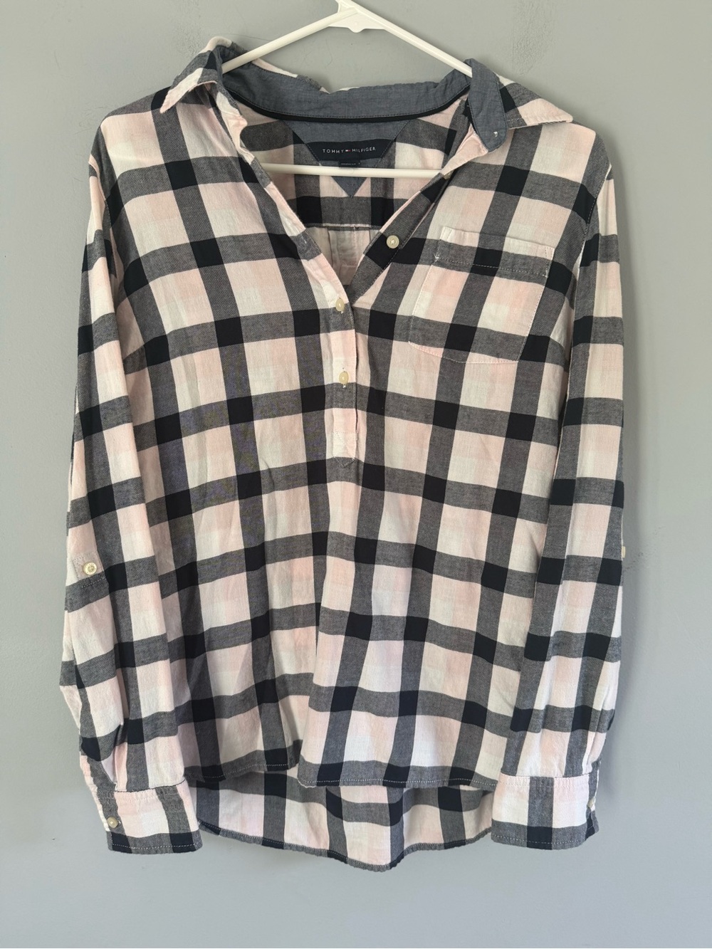 Tommy Hilfiger Flannel 1/4 Button Down Sz M 100% cotton blue pink white